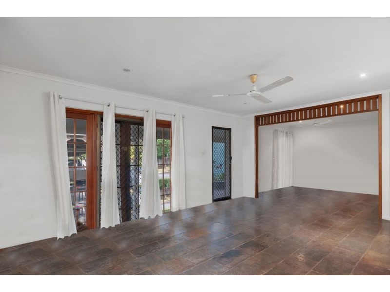 4 Ixora Court, Mooroobool QLD 4870