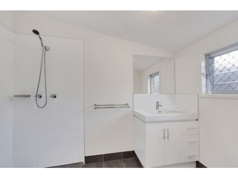 4 Ixora Court, Mooroobool QLD 4870