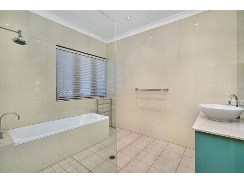 3 Richmond Court, Mooroobool QLD 4870