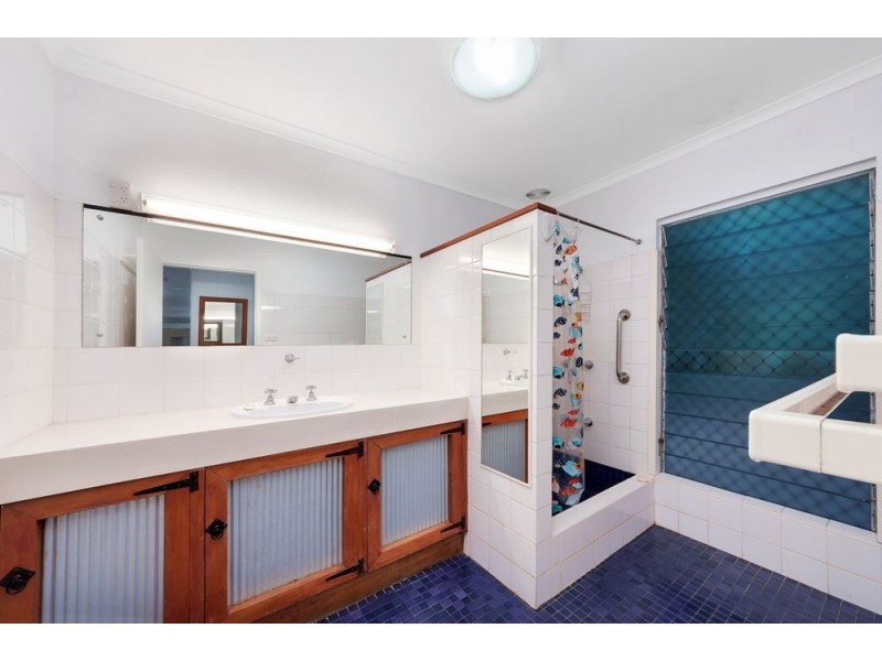 24 Maple Street, Holloways Beach QLD 4878