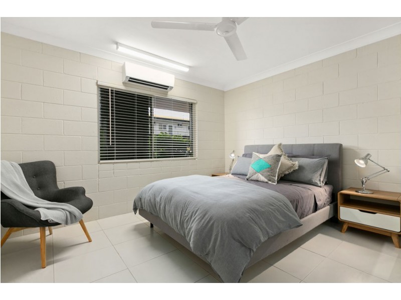 2/120 Greenslopes Street, Edge Hill QLD 4870