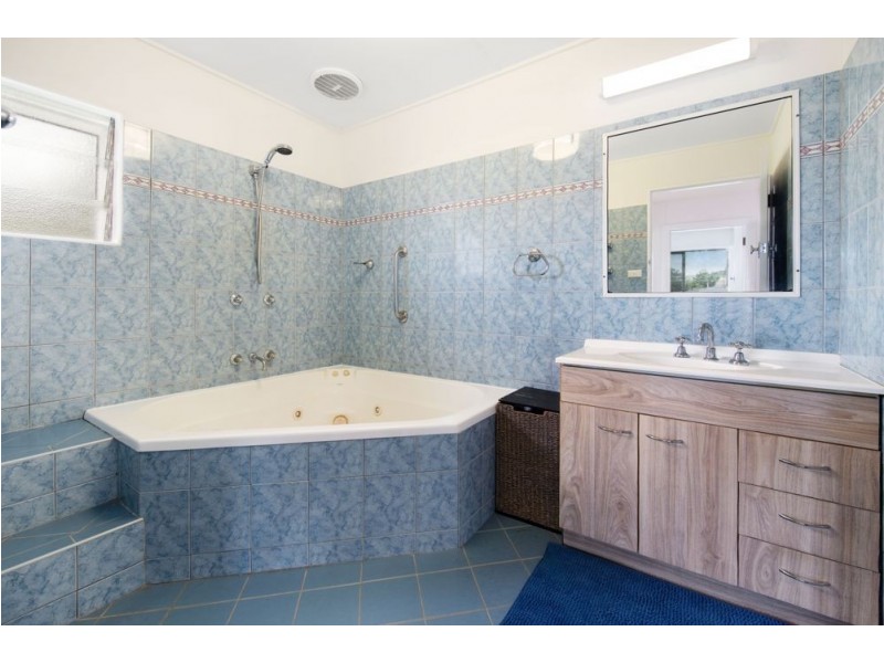 183 Greenslopes Street, Edge Hill QLD 4870