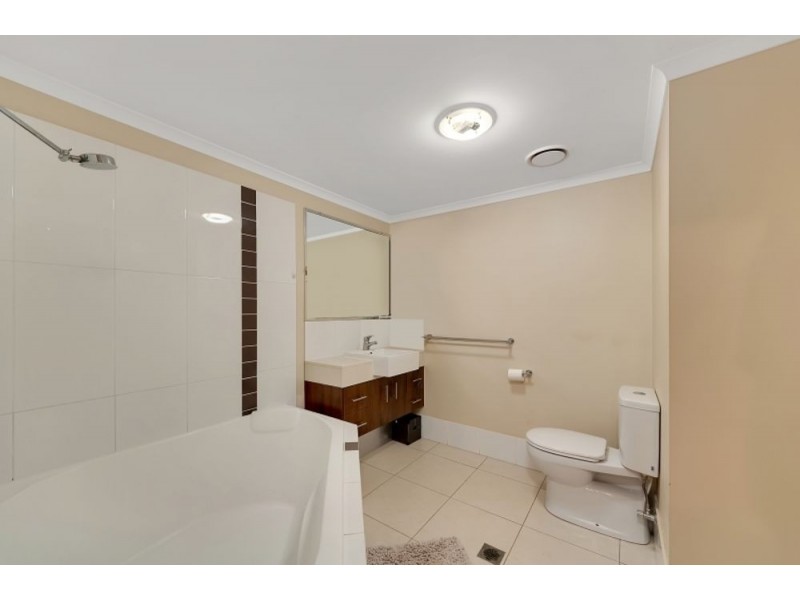 2/1-15 Robson Street, Mooroobool QLD 4870