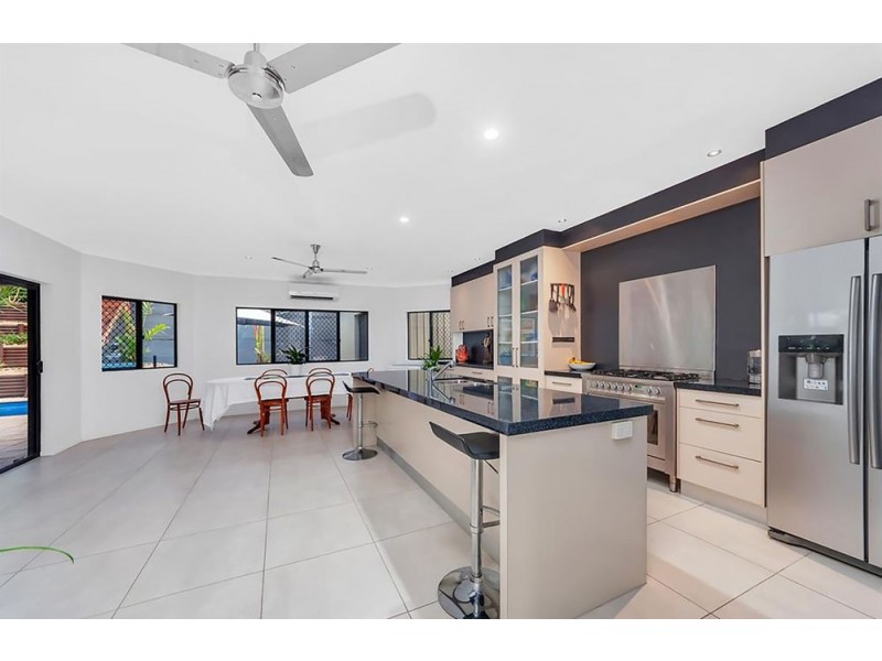 7 Bayu Close, Redlynch QLD 4870