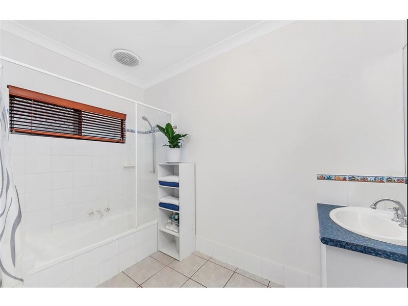 7 Bayu Close, Redlynch QLD 4870