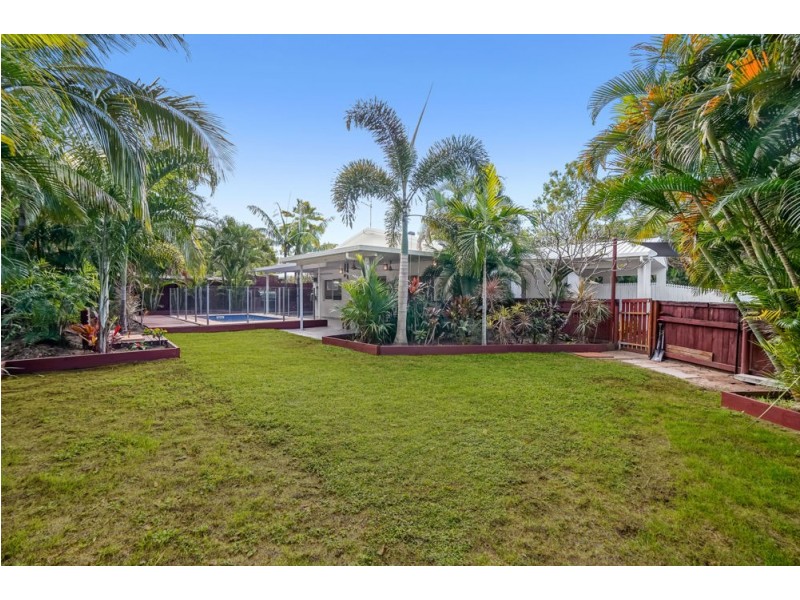 1/1 Baronia Crescent, Holloways Beach QLD 4878