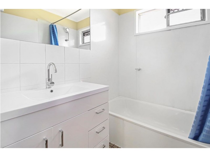 24 McEwen Street, Mooroobool QLD 4870