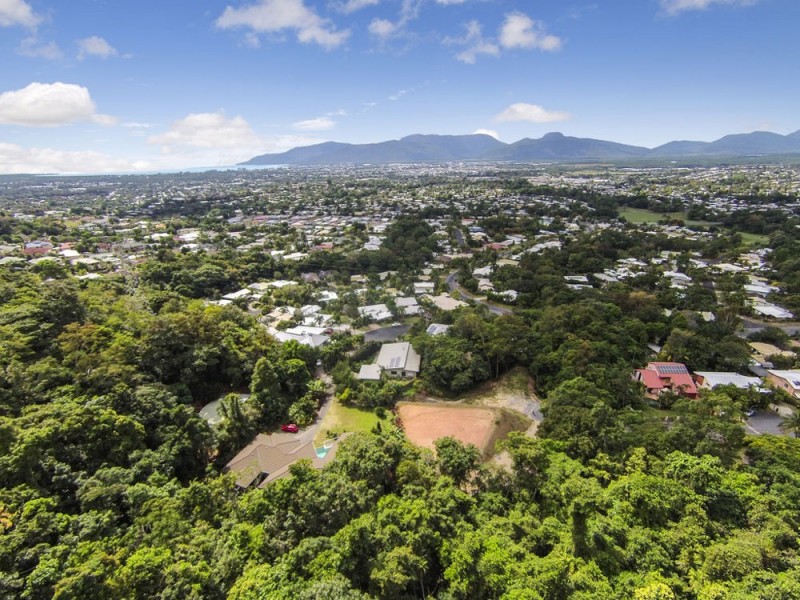 8 Julian Close, Mooroobool QLD 4870