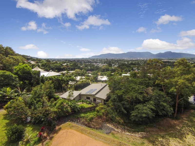 8 Julian Close, Mooroobool QLD 4870