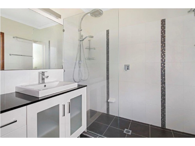 6 Summerhill Drive, Mooroobool QLD 4870