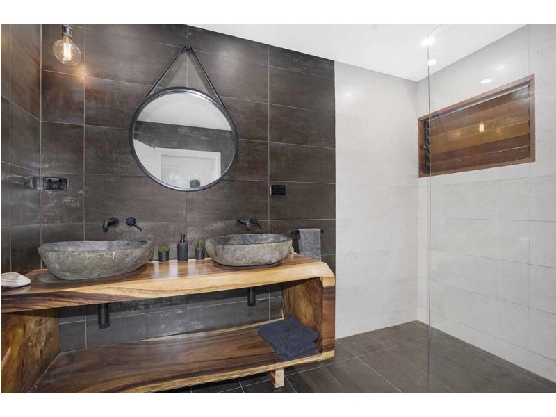 9 Duignan Street, Whitfield QLD 4870