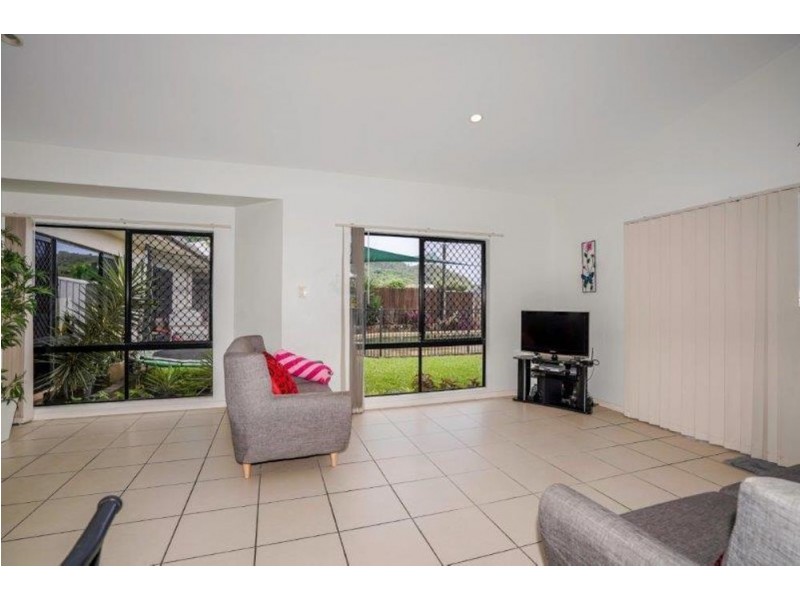 8 Pelling Cl, Kanimbla QLD 4870