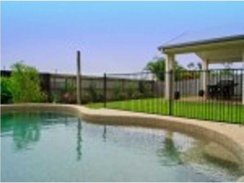 8 Pelling Cl, Kanimbla QLD 4870