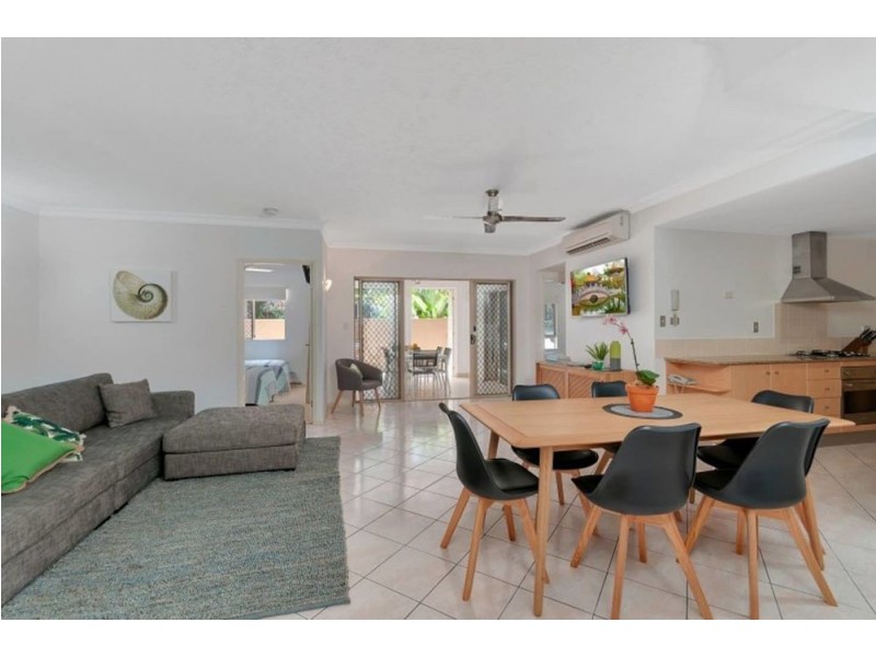 2 Greenslopes Street, Cairns North QLD 4870