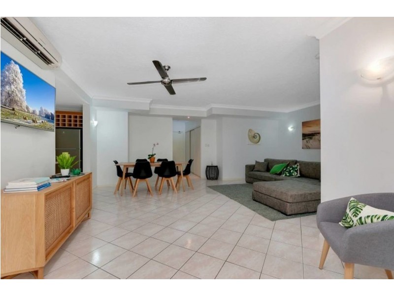 2 Greenslopes Street, Cairns North QLD 4870