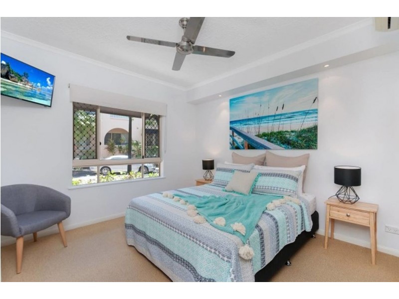 2 Greenslopes Street, Cairns North QLD 4870