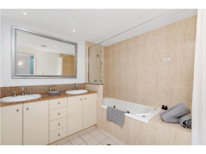 2 Greenslopes Street, Cairns North QLD 4870