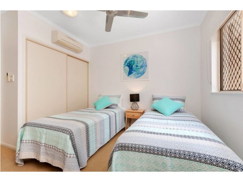 2 Greenslopes Street, Cairns North QLD 4870