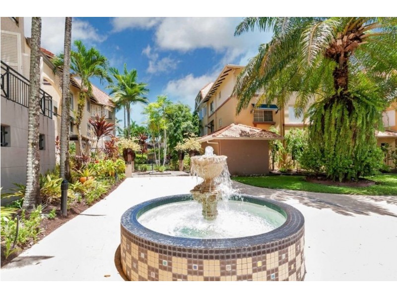 2 Greenslopes Street, Cairns North QLD 4870