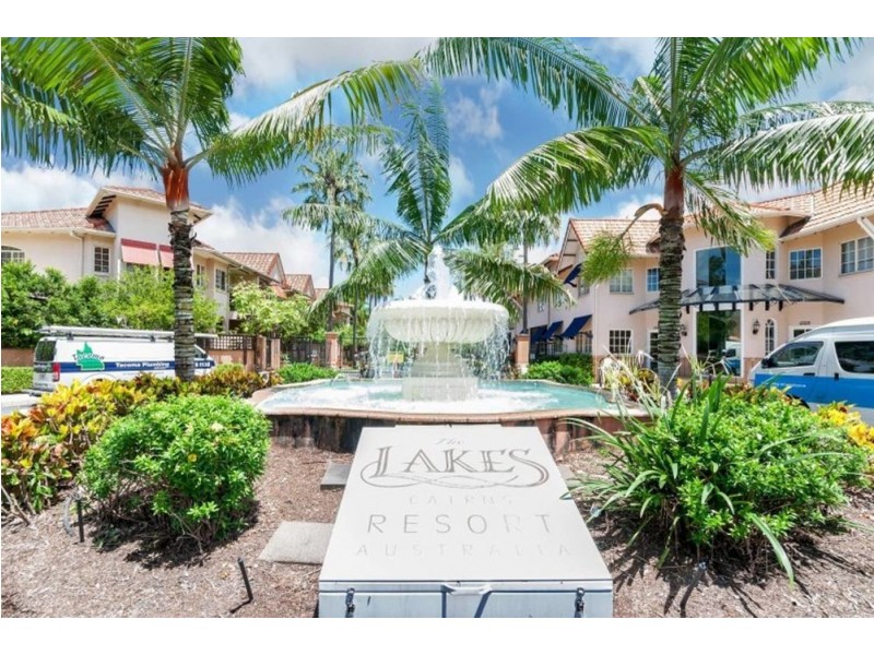 2 Greenslopes Street, Cairns North QLD 4870