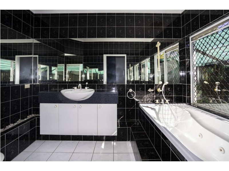 1 Tuffley Close, Kanimbla QLD 4870