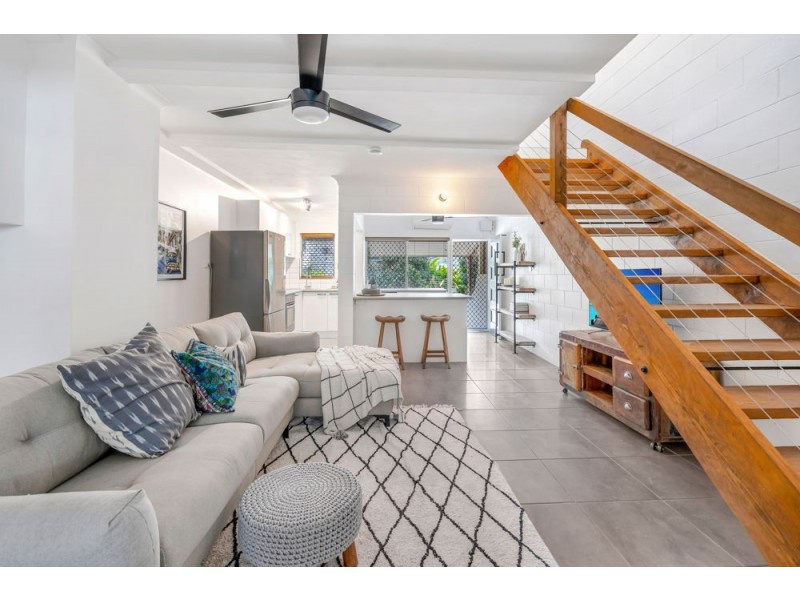 2/4 Crathern Close, Edge Hill QLD 4870