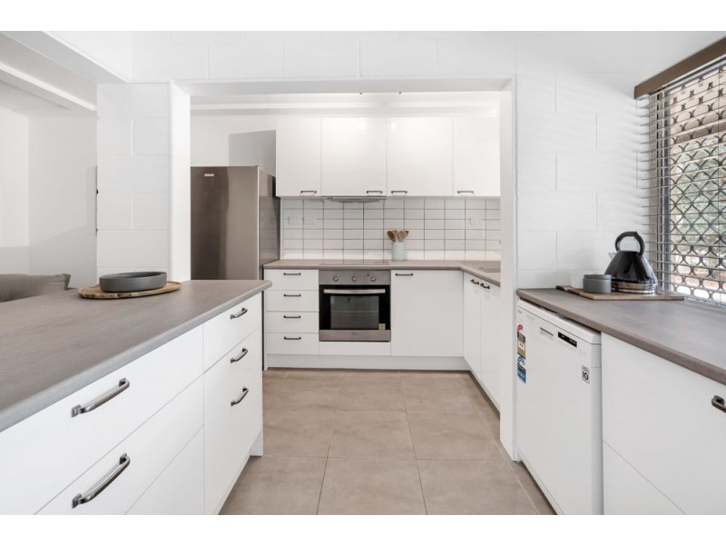 2/4 Crathern Close, Edge Hill QLD 4870