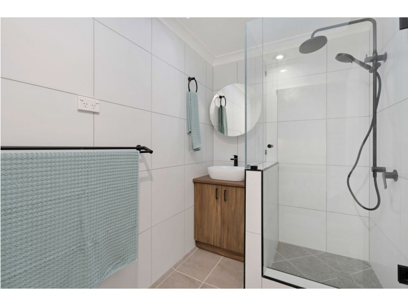 2/4 Crathern Close, Edge Hill QLD 4870