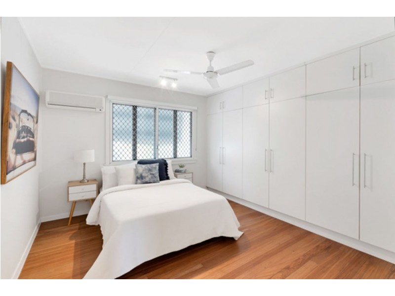 207 Greenslopes Street, Edge Hill QLD 4870