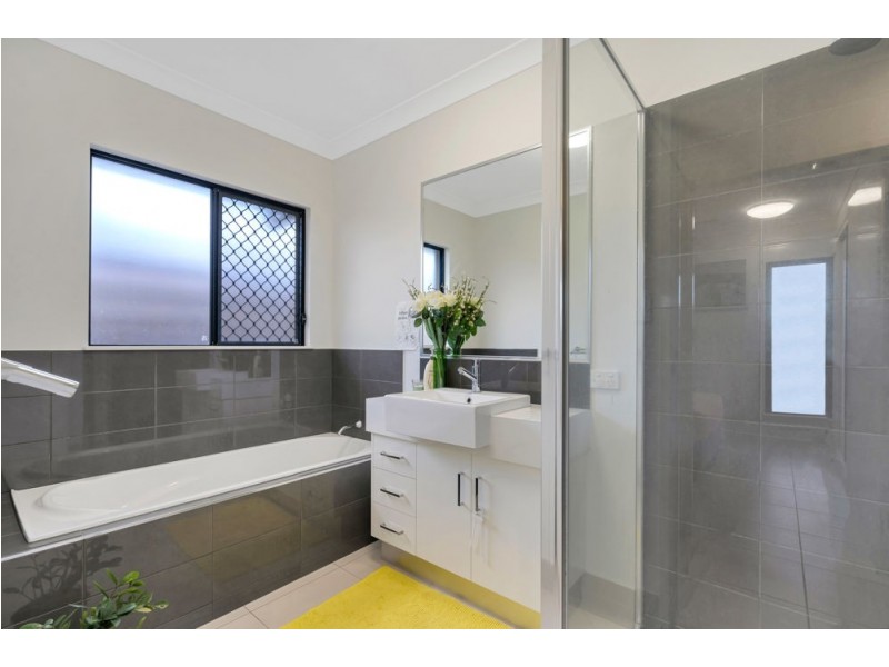 4 Genesta Circuit, Redlynch QLD 4870