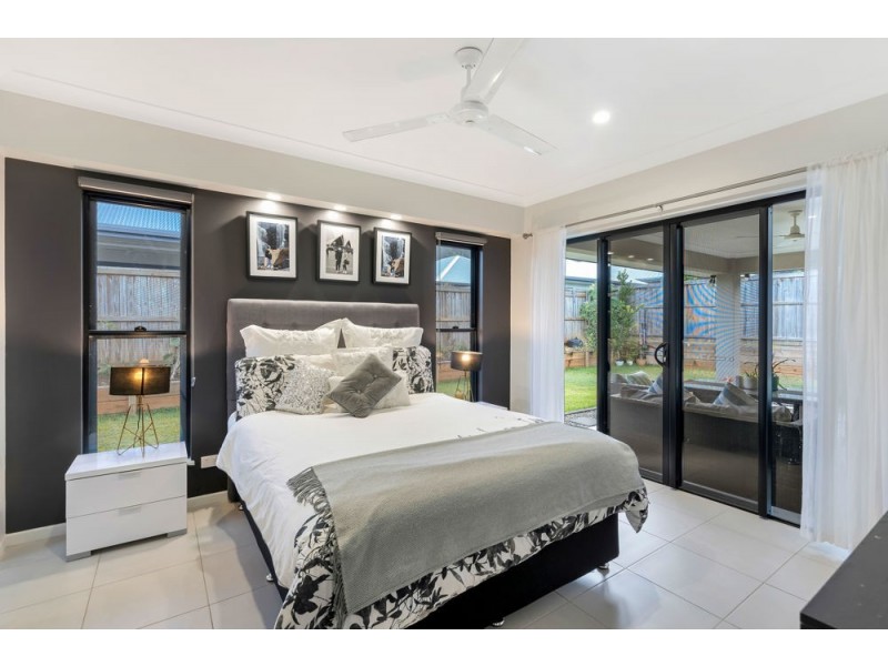 4 Genesta Circuit, Redlynch QLD 4870