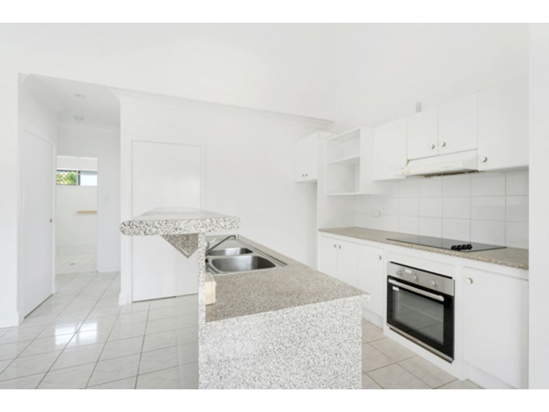 10 11 Springfield Crescent, Manoora QLD 4870