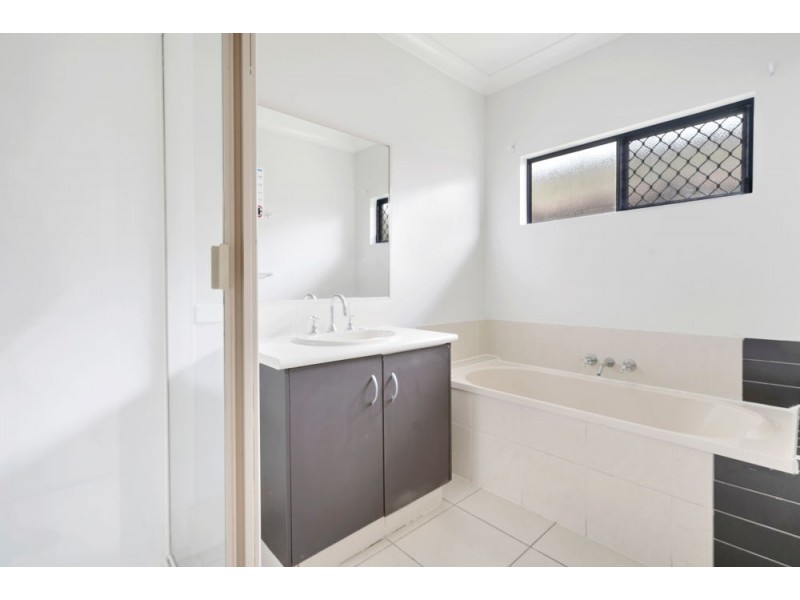 4 Guiness Close, White Rock QLD 4868