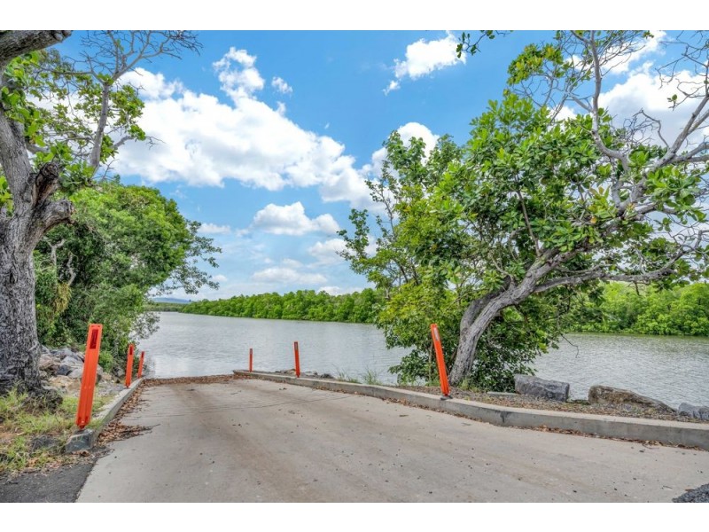 40b Barron River Esplanade, Machans Beach QLD 4878