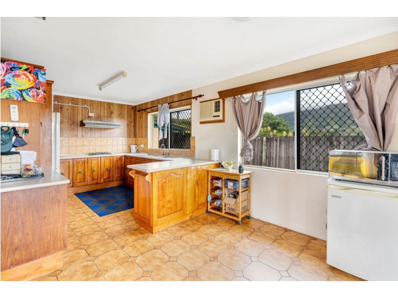 18 Makoo Close, White Rock QLD 4868