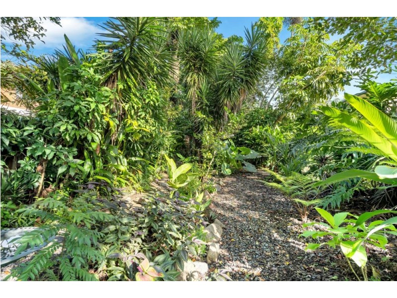 33 Hodel Street, Whitfield QLD 4870