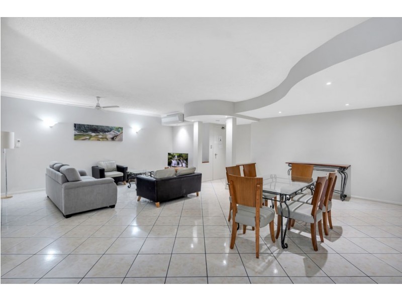 801/2-10 Greenslopes Street, Cairns North QLD 4870