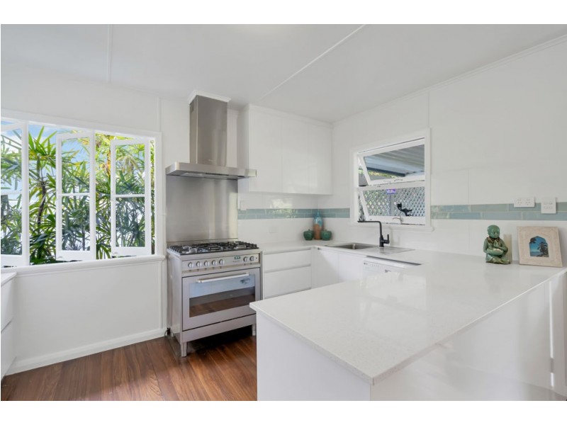 153 Greenslopes St, Edge Hill QLD 4870