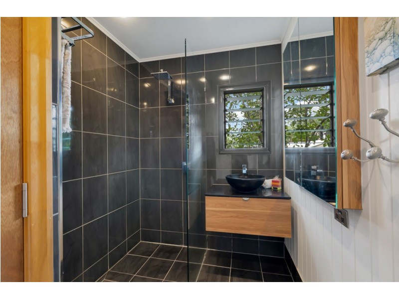 153 Greenslopes St, Edge Hill QLD 4870