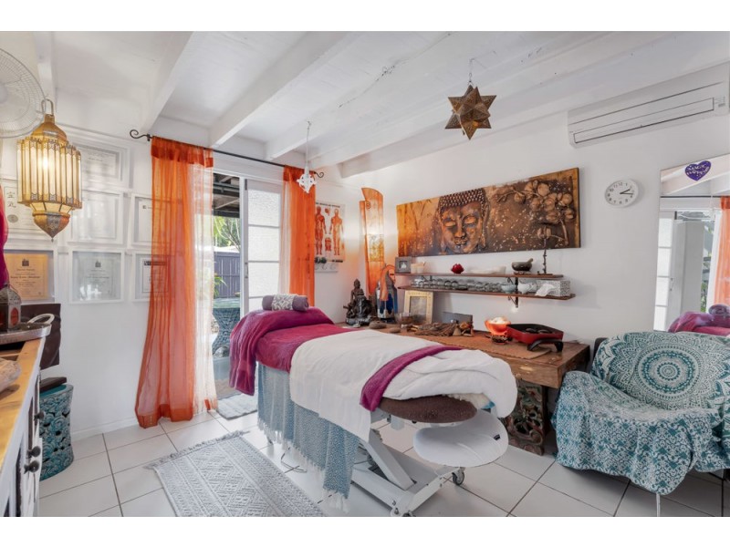 153 Greenslopes St, Edge Hill QLD 4870