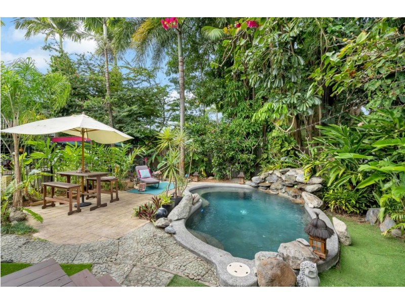 153 Greenslopes St, Edge Hill QLD 4870