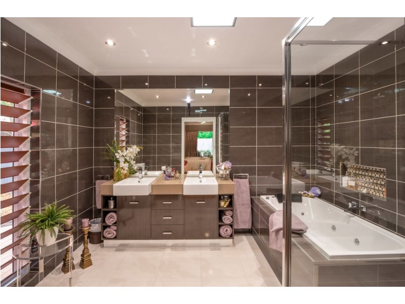 4 Barrier Close, Clifton Beach QLD 4879