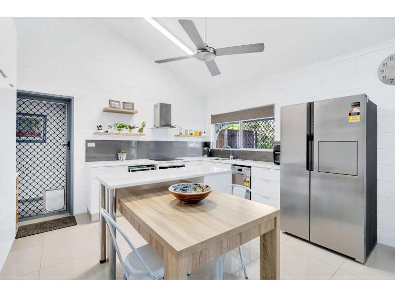 2/10 Ireland Crescent, Whitfield QLD 4870