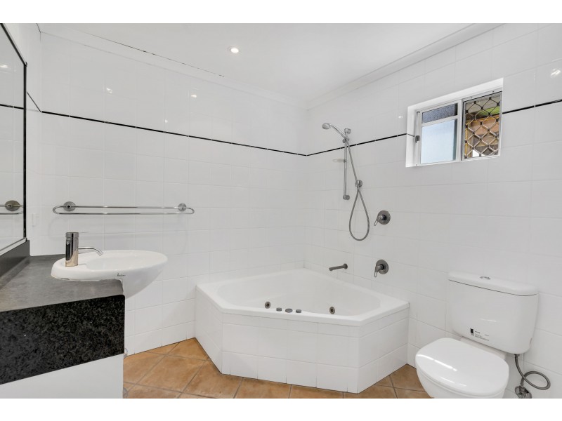 6 Serissa Street, Mooroobool QLD 4870