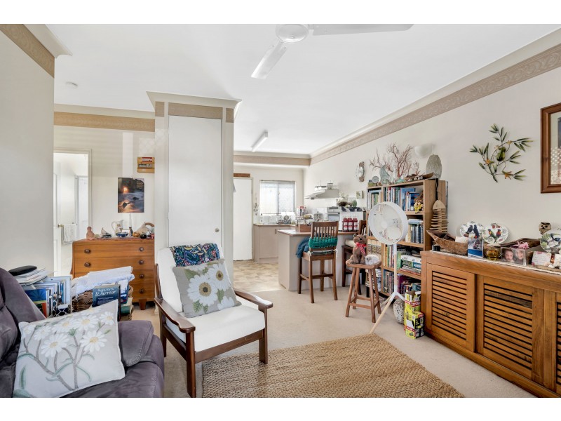 2/362 McCoombe Street, Mooroobool QLD 4870