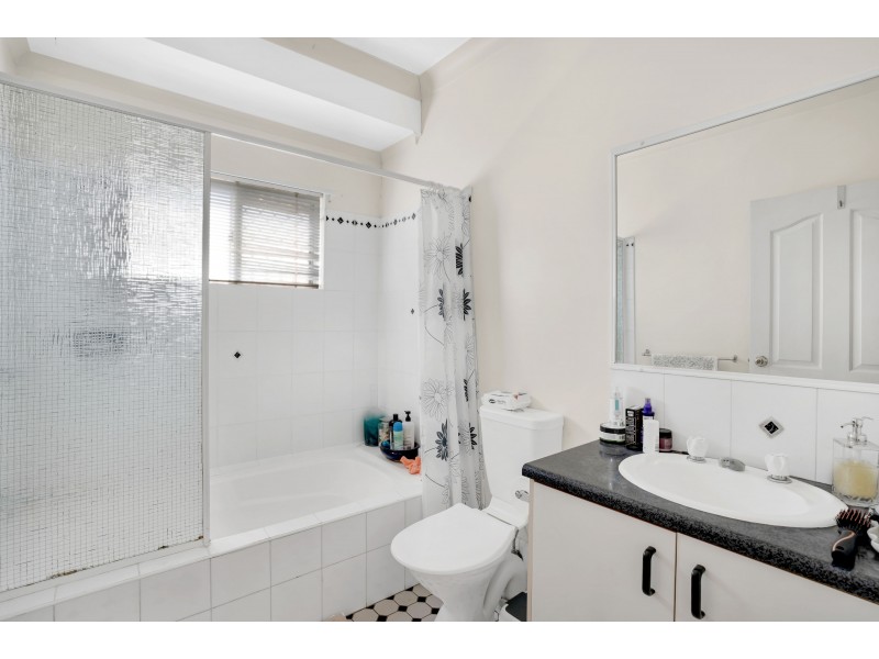 2/362 McCoombe Street, Mooroobool QLD 4870