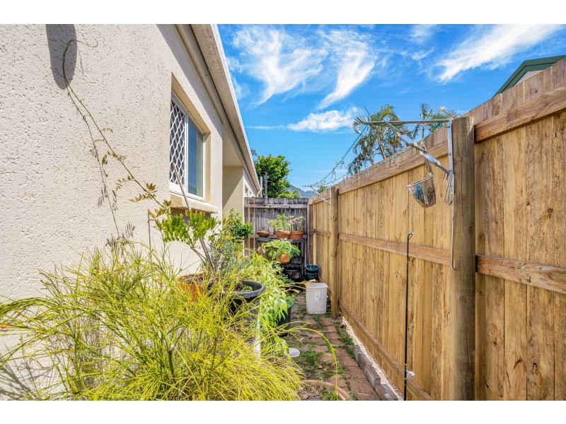 2/362 McCoombe Street, Mooroobool QLD 4870