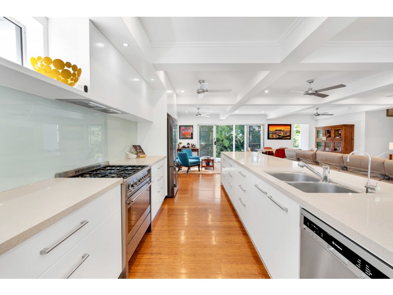 98 Hillview Crescent, Whitfield QLD 4870