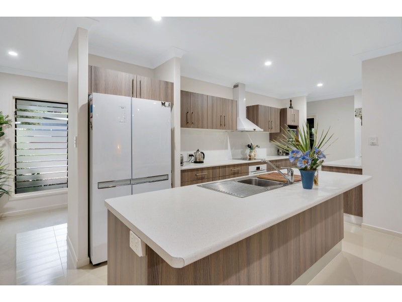 16 Aurelia Road, Palm Cove QLD 4879