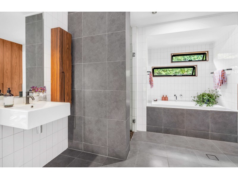 169 Hillview Crescent, Whitfield QLD 4870